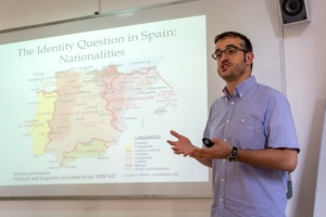 Antoni Raja-i-Vich, a professor at Universitat Autònoma de Barcelona, lectured recently about Catalan's bid for independence from Spain and the movement's complicated relationship with the national media.
